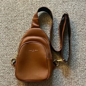 INICAT Un jour de chance brown cross body bag with 3 zipper pockets